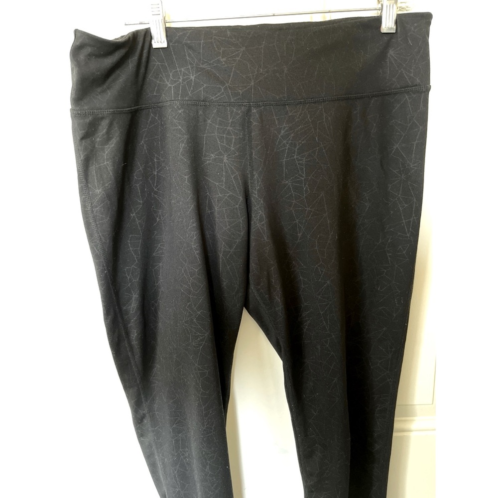 Kirkland Signature XL Black & Gray Geometric Print Leggings. - Picture 3 of 10